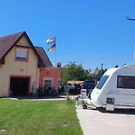 Gaestehaus Kathi Gyenescamping Wohnwagen Knaus 1 Rechts 根尼斯迪亚斯