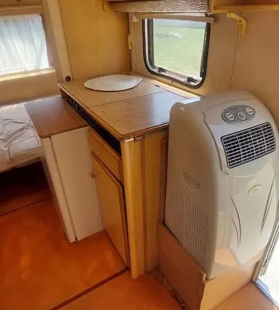Parque de Campismo Gyenescamping Wohnwagen Knaus 1 Rechts