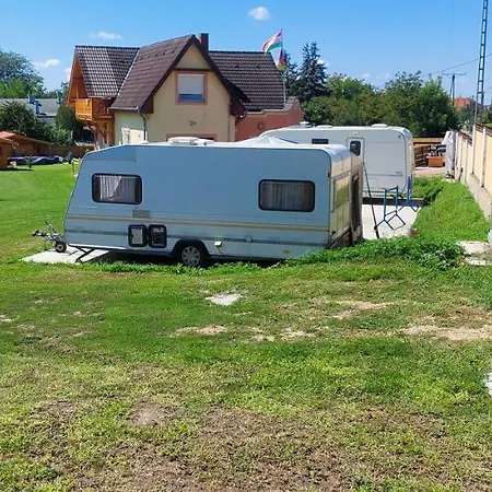 Gyenescamping Wohnwagen Knaus 1 Rechts *