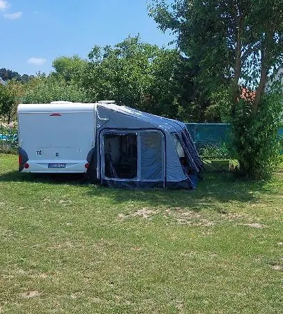 Gaestehaus Kathi Gyenescamping Wohnwagen Knaus 1 Rechts Campsite *