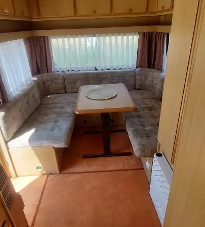 Gyenescamping Wohnwagen Knaus 1 Rechts