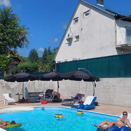 Campsite Gaestehaus Kathi Gyenescamping Wohnwagen Knaus 1 Rechts