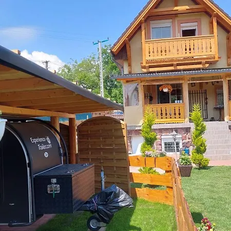 אתר קמפינג Gyenescamping Wohnwagen Knaus 1 Rechts גיינסדיאס