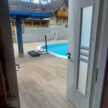 Gyenescamping Wohnwagen Knaus 1 Rechts