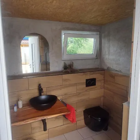 Gyenescamping Wohnwagen Knaus 1 Rechts * גיינסדיאס