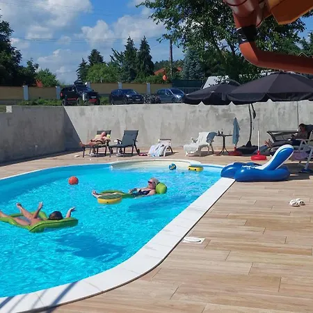 캠프장 Gaestehaus Kathi Gyenescamping Wohnwagen Knaus 1 Rechts