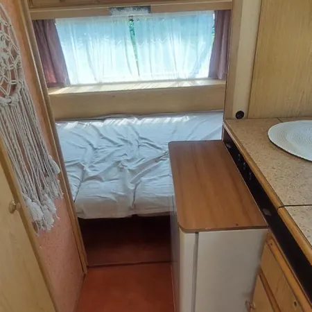 Gyenescamping Wohnwagen Knaus 1 Rechts