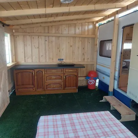 Gyenescamping Wohnwagen Knaus 1 Rechts *