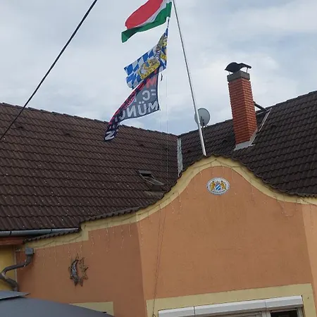 Gyenescamping Wohnwagen Knaus 1 Rechts *