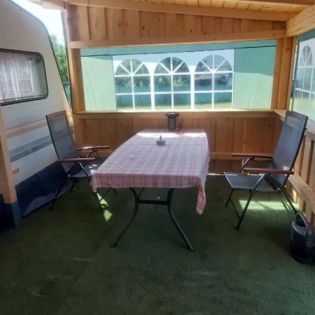 Gyenescamping Wohnwagen Knaus 1 Rechts גיינסדיאס