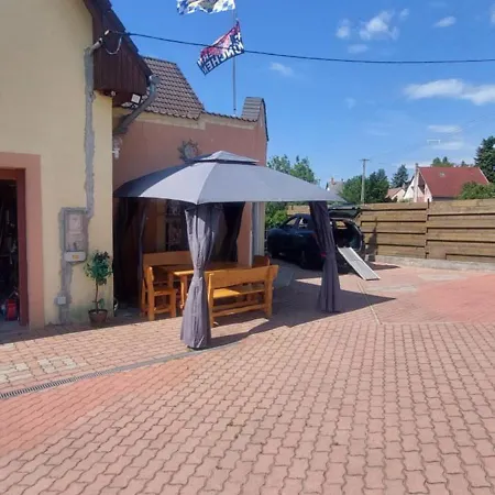 Gaestehaus Kathi Gyenescamping Wohnwagen Knaus 1 Rechts 营地 *