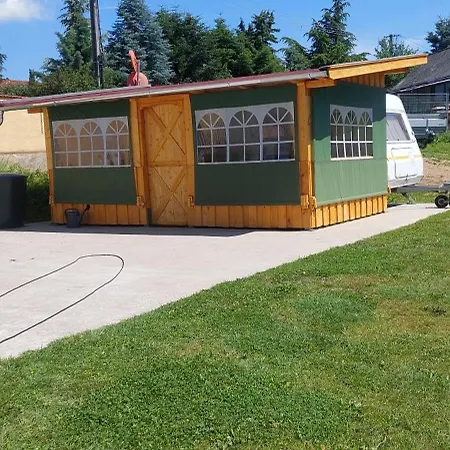 Gyenescamping Wohnwagen Knaus 1 Rechts * גיינסדיאס