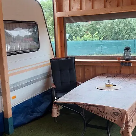 Gyenescamping Wohnwagen Knaus 1 Rechts