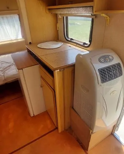 Campeggio Gyenescamping Wohnwagen Knaus 1 Rechts