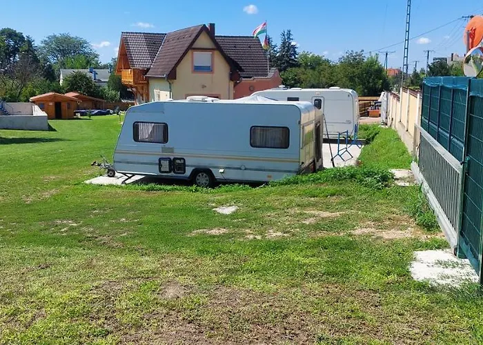 Gyenescamping Wohnwagen Knaus 1 Rechts *