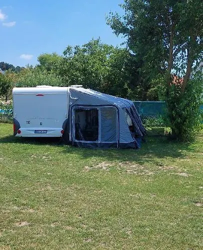 Gyenescamping Wohnwagen Knaus 1 Rechts Campeggio *