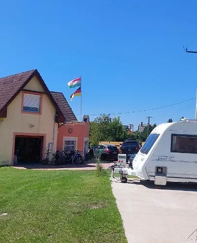 Gyenescamping Wohnwagen Knaus 1 Rechts Gyenesdiás