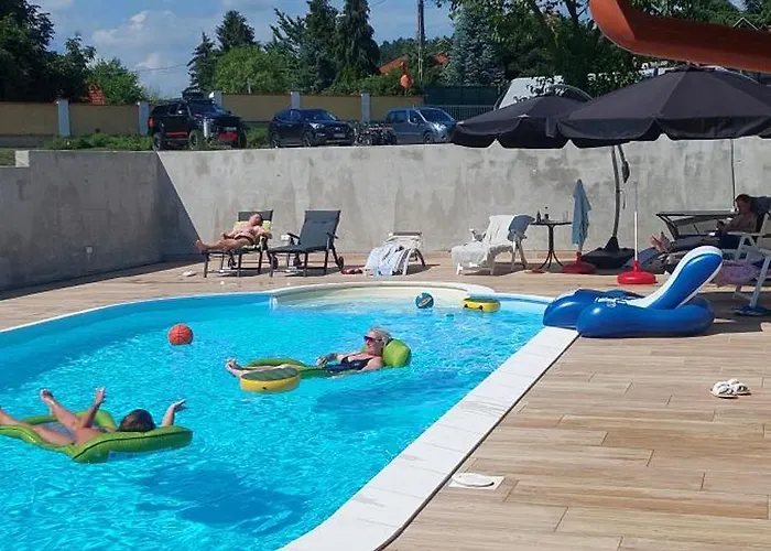 Campeggio Gyenescamping Wohnwagen Knaus 1 Rechts