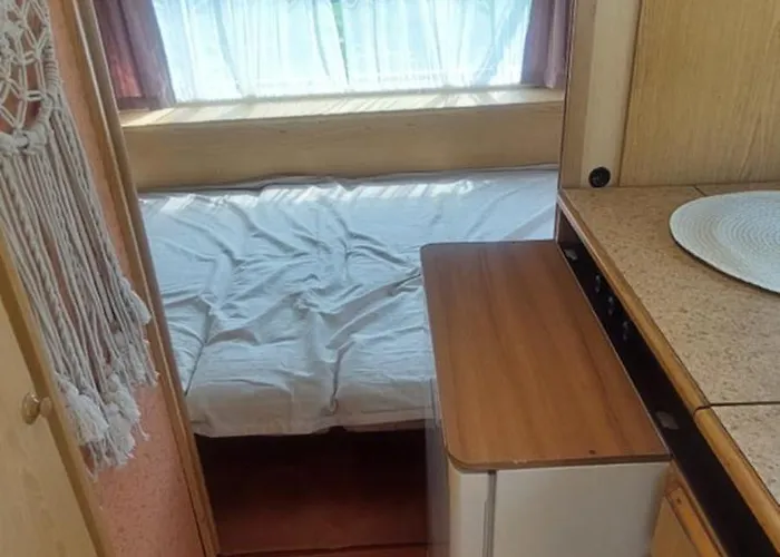 Gyenescamping Wohnwagen Knaus 1 Rechts