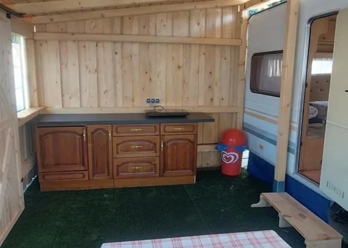 Gyenescamping Wohnwagen Knaus 1 Rechts *