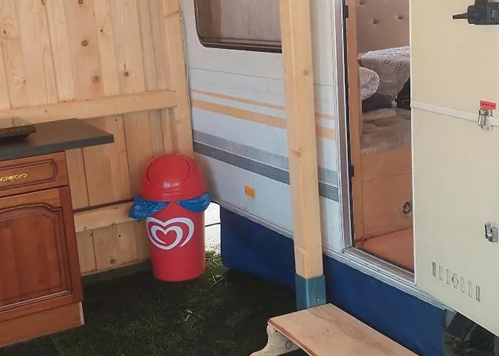 Gyenescamping Wohnwagen Knaus 1 Rechts Kemping Gyenesdiás